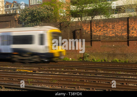 Ein South Eastern Zug fährt von London Victoria Station. Stockfoto