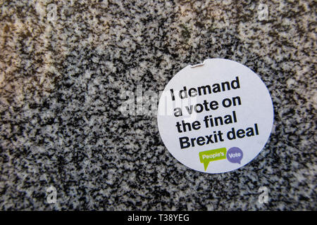 Ich verlange eine Abstimmung der endgültigen Brexit beschäftigen - ein Anti brexit Aufkleber auf dem Bürgersteig Stockfoto