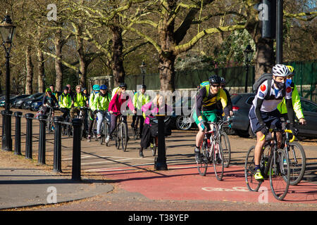 Eine Warteschlange von Radfahrern, auf der Mall im Zentrum von London zu arbeiten Stockfoto