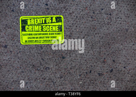 Brexit ist ein Tatort - ein anti Brexit Aufkleber auf dem Bürgersteig Stockfoto