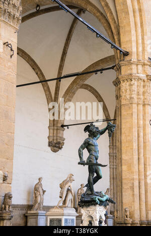 Perseus mit dem Leiter der Medusa im Freiluftmuseum Piazza della Signoria in Florenz Italien. Stockfoto