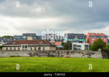 Blick auf eine Wohngegend der Stadt Tallinn, hinter einer Mauer aus Stein im Vorgriff auf ein Gewitter. Stockfoto