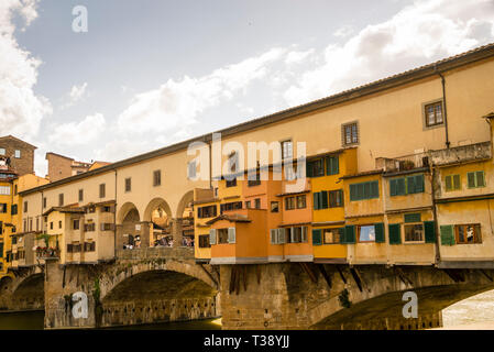 Ponte Vecchio mittelalterliche Steinbogenbrücke in Florenz, Italien. Stockfoto