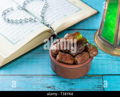 Traditionelle Objekte der heilige Monat Ramadan auf Tisch Stockfoto