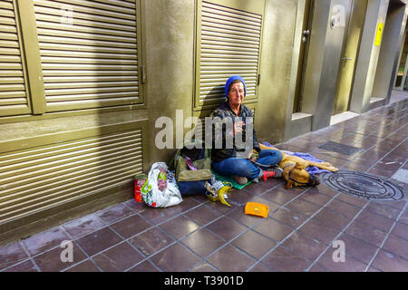 Obdachlose Frau, die im Stadtzentrum bettelt, mit ihrem Hund Valencia, Spanien, Europa, Frau, die auf der Straße bettelt Stockfoto