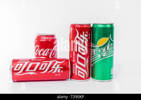 Peniscola, Castellon, Spanien - 07 April 2019: in der chinesischen Dosen Coca-Cola und Sprite Getränke auf einem weißen Hintergrund geschrieben. Nicht-alkoholische sof Stockfoto