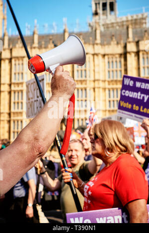 Ein Handheld Megaphon/loudhailer Brexit und Demonstranten während einer Demonstration vor dem Parlament in Westminster London Großbritannien Großbritannien 2019 Stockfoto