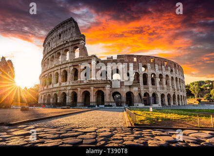 Rom, Italien. Das Kolosseum oder Kolosseum bei Sonnenaufgang. Stockfoto