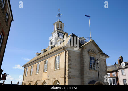 Rathaus, Brackley, Northamptonshire, wurde im Jahr 1707 durch den ersten Herzog von Bridgewater gebaut. Es hat zwei Geschichten, ein Walmdach und Kuppel. Stockfoto