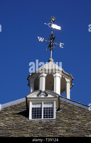 Rathaus, Brackley, Northamptonshire, wurde im Jahr 1707 durch den ersten Herzog von Bridgewater gebaut. Es hat zwei Geschichten, ein Walmdach und Kuppel. Stockfoto