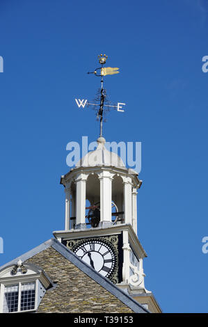 Rathaus, Brackley, Northamptonshire, wurde im Jahr 1707 durch den ersten Herzog von Bridgewater gebaut. Es hat zwei Geschichten, ein Walmdach und Kuppel. Stockfoto