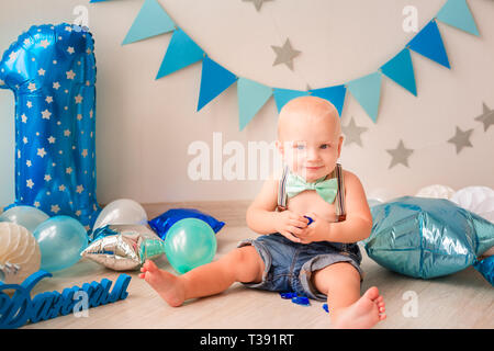 Adorable Baby Junge seinen ersten Geburtstag feiern. Smash Kuchen Feiern Stockfoto