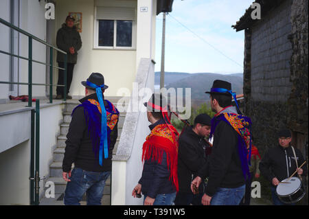 Festa dos Rapazes oder Festa de Santo Estevao (St. Stephan), ein religiöses Fest mit tiefen Wurzeln in heidnischen Winter-Sonnenwende-Feiern, die dauert Stockfoto