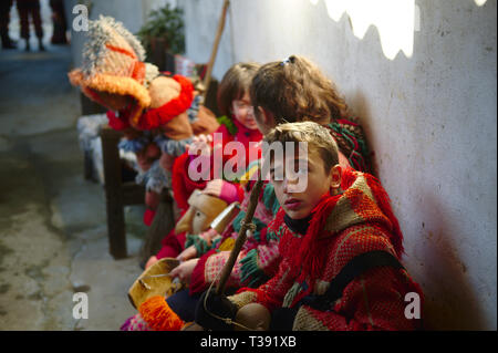 Festa dos Rapazes oder Festa de Santo Estevao (St. Stephan), ein religiöses Fest mit tiefen Wurzeln in heidnischen Winter-Sonnenwende-Feiern, die dauert Stockfoto