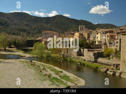 Historische Gebäude am Ufer des Flusses Fluvia in dem mittelalterlichen Dorf Besalu, Katalonien, Spanien Stockfoto