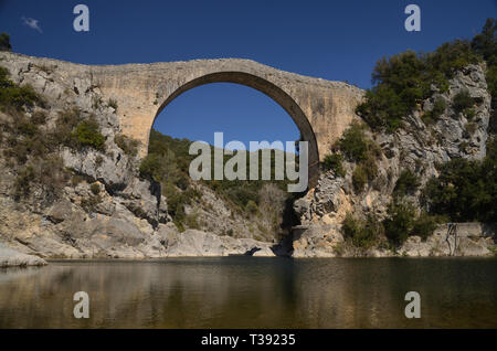 Der große Stein gemauerten Bogenbrücke überspannen den Fluss Llierca in Garrotxa, östlichen Spanien Stockfoto