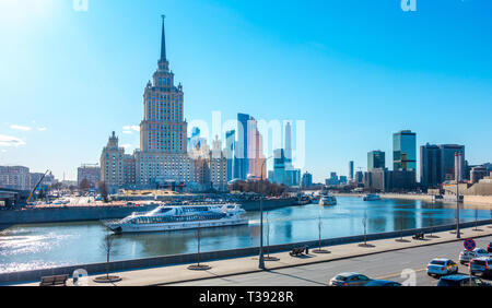 Moskau, Russland - April 2, 2019: Radisson Royal Hotel (Hotel Ukraina). Schöne Aussicht vom Ufer der Moskwa an einem Frühlingstag. Stockfoto