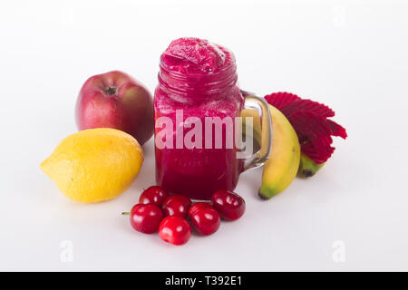 Eis schütteln mit Kirschen, Zitrone, Banane, Apfel und Kirschen Stockfoto