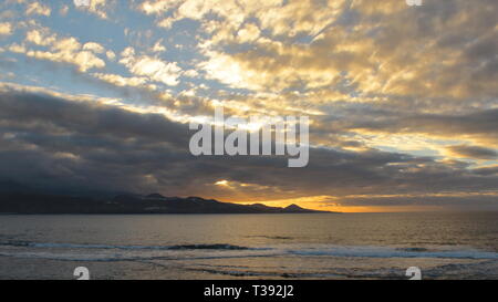 Atardecer en Playa de Gran Canaria. Sonnenuntergang in Gran Canaria Strand. Stockfoto