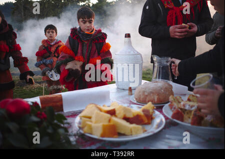 Festa dos Rapazes oder Festa de Santo Estevao (St. Stephan), ein religiöses Fest mit tiefen Wurzeln in heidnischen Winter-Sonnenwende-Feiern, die dauert Stockfoto