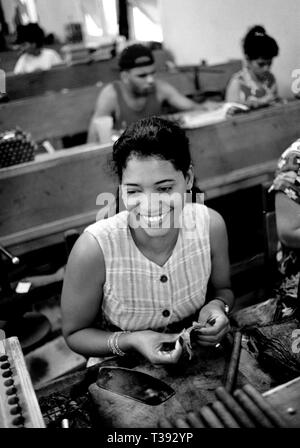 Frau in der Zigarrenfabrik, Pinar del Rio in Kuba, 1999. Foto Jeppe Gustafsson Stockfoto