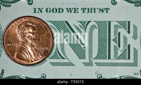 Lincoln Cent auf einen Dollar Bill Stockfoto