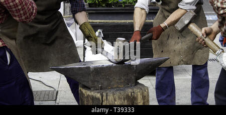 Feuer in der Schmiede, Detail der Arbeit mit Bügeleisen, Industrie Stockfoto