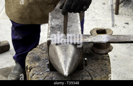 Feuer in der Schmiede, Detail der Arbeit mit Bügeleisen, Industrie Stockfoto