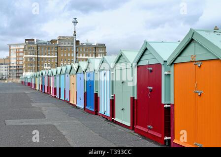 Bunten Badekabinen am Meer in Hove, East Sussex England Großbritannien Stockfoto