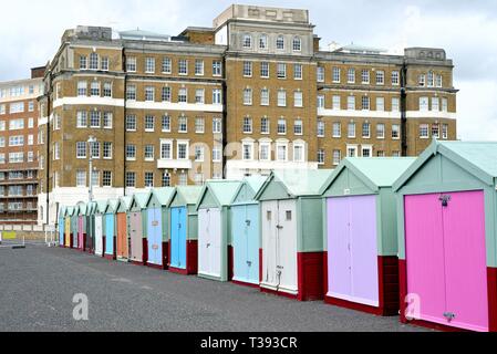 Bunten Badekabinen am Meer in Hove, East Sussex England Großbritannien Stockfoto