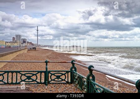 Die Küste von Hove an einem stürmischen Frühling East Sussex England Großbritannien Stockfoto