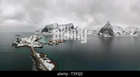 Antenne Sicht der Lofoten. Drone Panorama Landschaft der Reine und Hamnoy Fischerdörfer mit Fjorden und Bergen im Hintergrund in Norwegen. Stockfoto