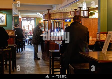 Innenraum der Chandos Pub an der St. Martins Lane, Trafalgar Square London England Großbritannien Stockfoto