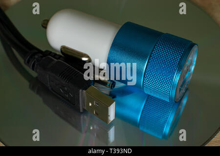 USB-Adapter zum Anschluss verschiedener Geräte im Auto close-up. Stockfoto