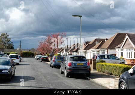 Bungalows in einem vorstädtischen Wohnviertel in Shepperton Surrey England Großbritannien Stockfoto