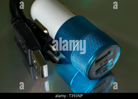USB-Adapter zum Anschluss verschiedener Geräte im Auto close-up. Stockfoto