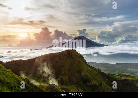 Aktive indonesischen Vulkan Batur in der tropischen Insel Bali. Indonesien. Batur Vulkan sonnenaufgang Gelassenheit. Dämmerung Himmel am Morgen in Berg. Ruhe Stockfoto