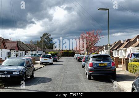 Bungalows in einem vorstädtischen Wohnviertel in Shepperton Surrey England Großbritannien Stockfoto