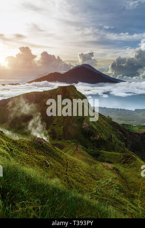 Aktive indonesischen Vulkan Batur in der tropischen Insel Bali. Indonesien. Batur Vulkan sonnenaufgang Gelassenheit. Dämmerung Himmel am Morgen in Berg. Ruhe Stockfoto