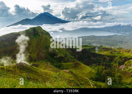 Aktive indonesischen Vulkan Batur in der tropischen Insel Bali. Indonesien. Batur Vulkan sonnenaufgang Gelassenheit. Dämmerung Himmel am Morgen in Berg. Ruhe Stockfoto