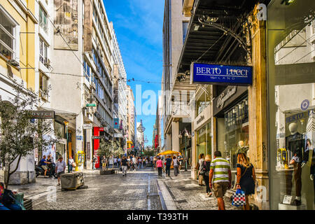 Touristen und Einheimische Griechen besichtigen und Geschäften entlang der Ernou Straße, der wichtigsten Einkaufsstraße in Athen, Griechenland. Stockfoto