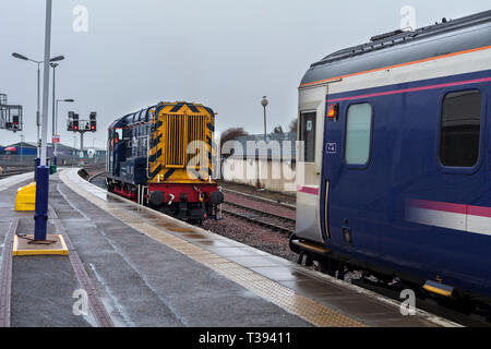 Klasse 08 Rangierlokomotive am Bahnhof Inverness auf Unterstützung zu leeren Wagen, die als Caledonian Sleeper Zug von London angekommen waren. Stockfoto