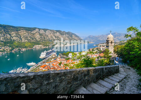 Steile Stufen erreichen Sie den Turm von St. Johannes Kirche, Teil der Ruinen der Burg von San Giovanni, mit Blick auf die Bucht von Kotor, Montenegro Stockfoto