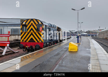 Klasse 08 Rangierlokomotive am Bahnhof Inverness mit dem leeren Wagen, die als Caledonian Sleeper Zug von London angekommen waren. Stockfoto