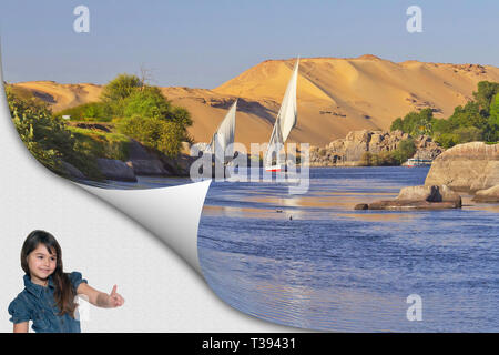 Cute gegerbt kleines Mädchen stand in einer Ecke des Fotos auf Zeigt die berühmte Segelboote Segeln auf dem Nil in der Nähe von Aswan mit Sanddünen Stockfoto