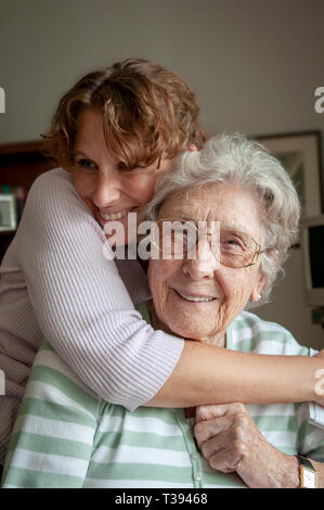 Glückliche junge Frau liebevolle Großmutter Stockfoto