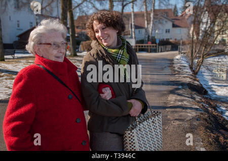Junge Frau mit älteren Frau Stockfoto