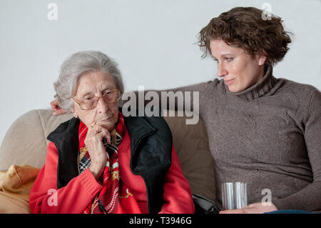 Junge Frau mit älteren Frau Stockfoto