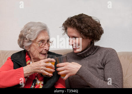 Junge Frau mit alten Senior Frau Stockfoto