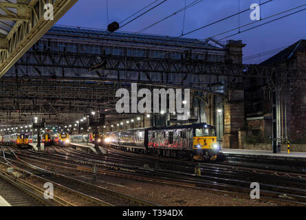 Eine Class 73 Lokomotive von Glasgow Central Station wartet mit neuen Caledonian Sleeper Kutschen zu verlassen, nachdem Sie einen Testlauf aus London abgeschlossen Stockfoto